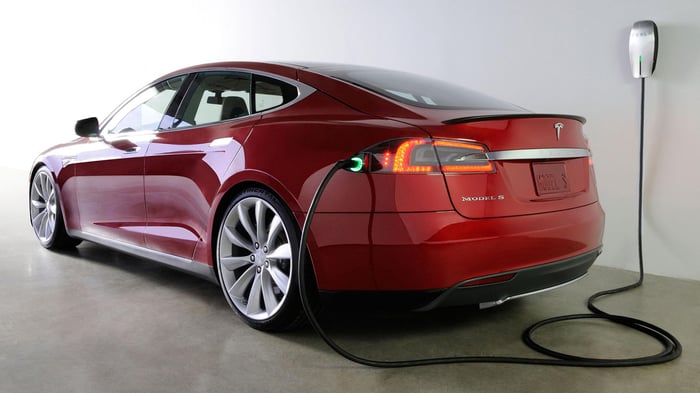 A Tesla Model S is inserted for charging. 