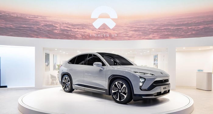 A silver NIO EC6, a sporty electric SUV, on an auto-show stand.