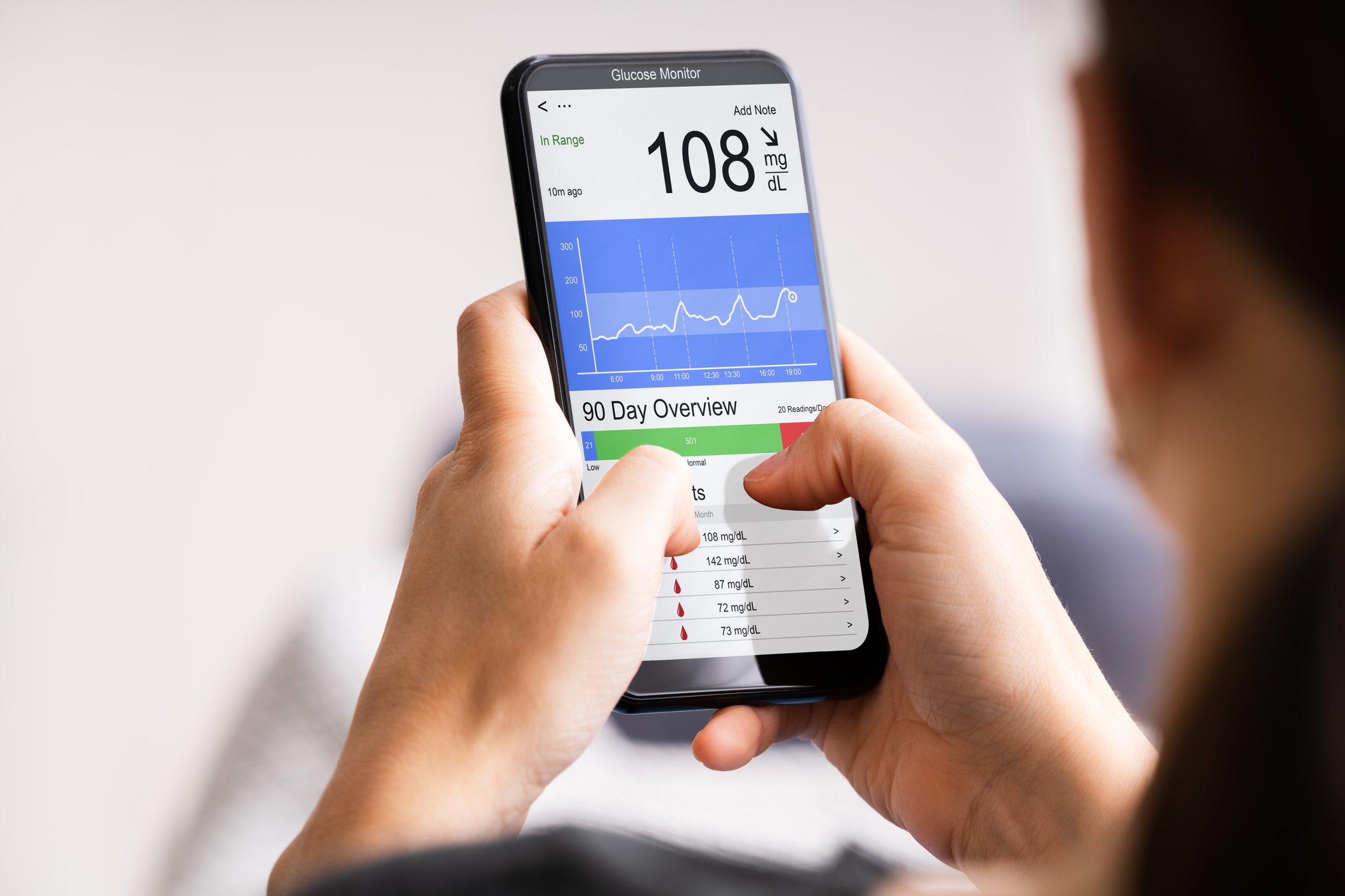 Person looking at blood sugar information on a smartphone