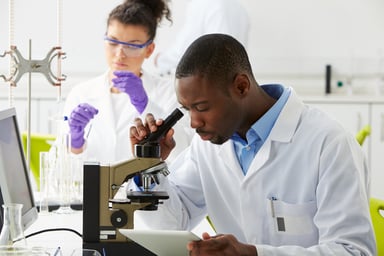 2 scientists in lab