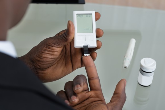 Man using glucose meter