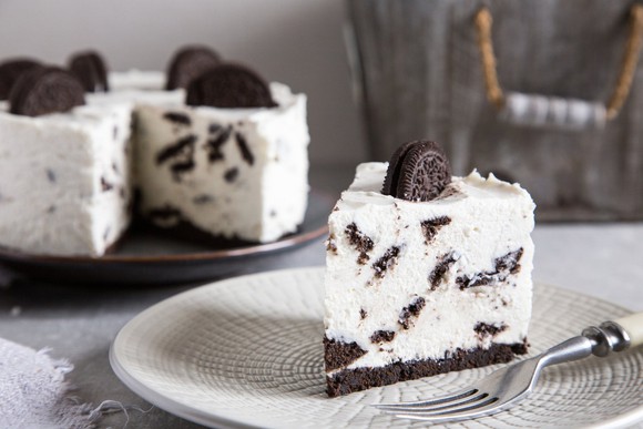 Oreo cheesecake slice