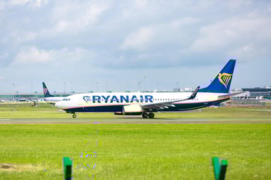 Airline-Ryanair plane RYAAY-Boeing 737-BA