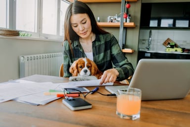 woman_working_at_home_with_dog_MbabpRO.original