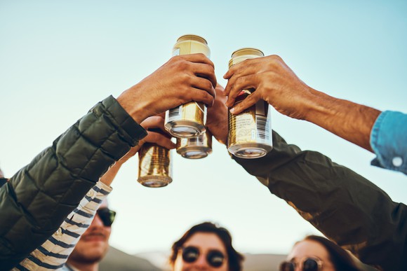Friends drinking beer together outside.