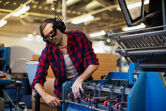 A factory worker uses a pair of M400 glasses.
