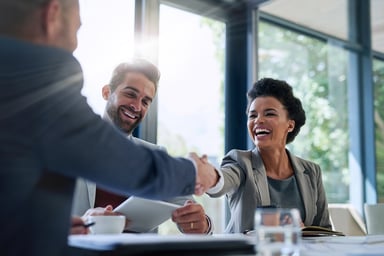 GettyImages-shaking hands in business meeting