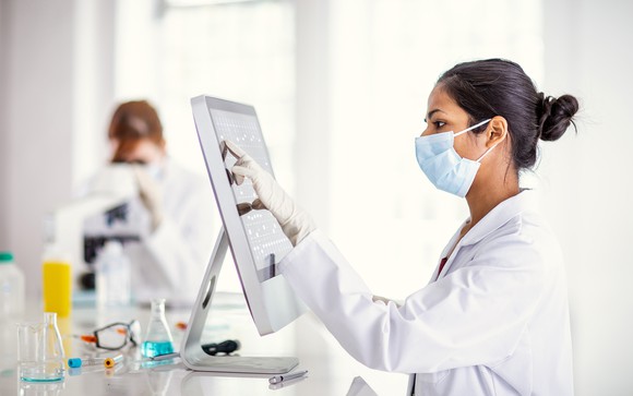 Scientist performing cancer research in the lab. 