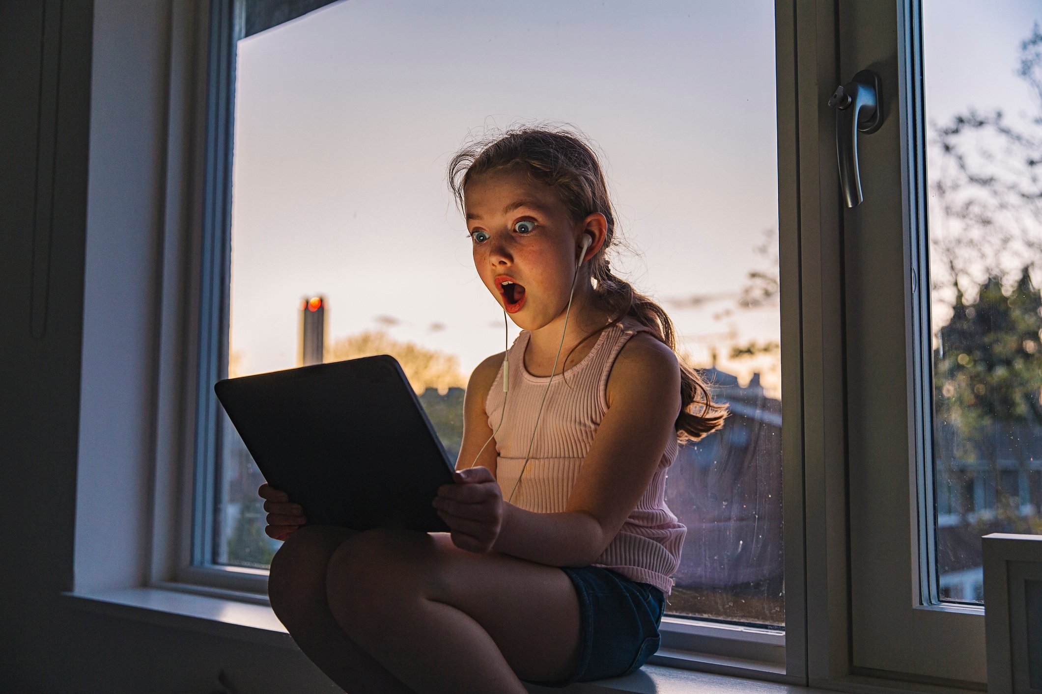 GettyImages-child amazed at something on tablet