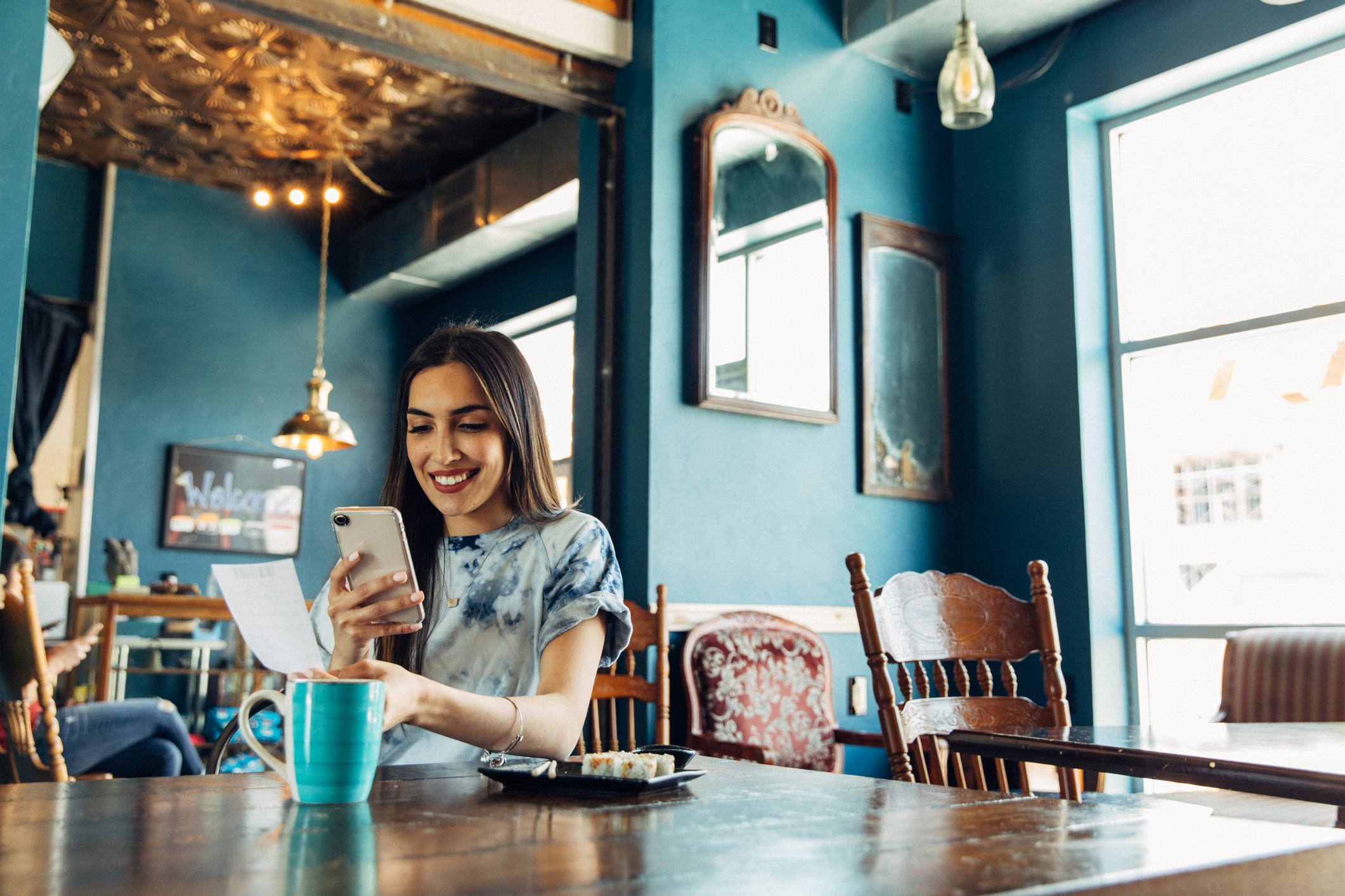 GettyImages-paying resturant bill on phone
