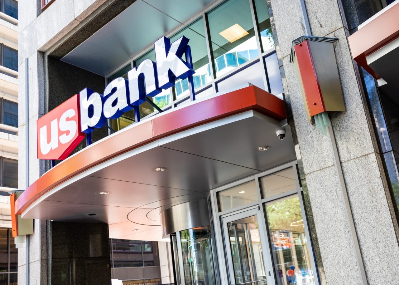 US Bank logo on the outside of building.