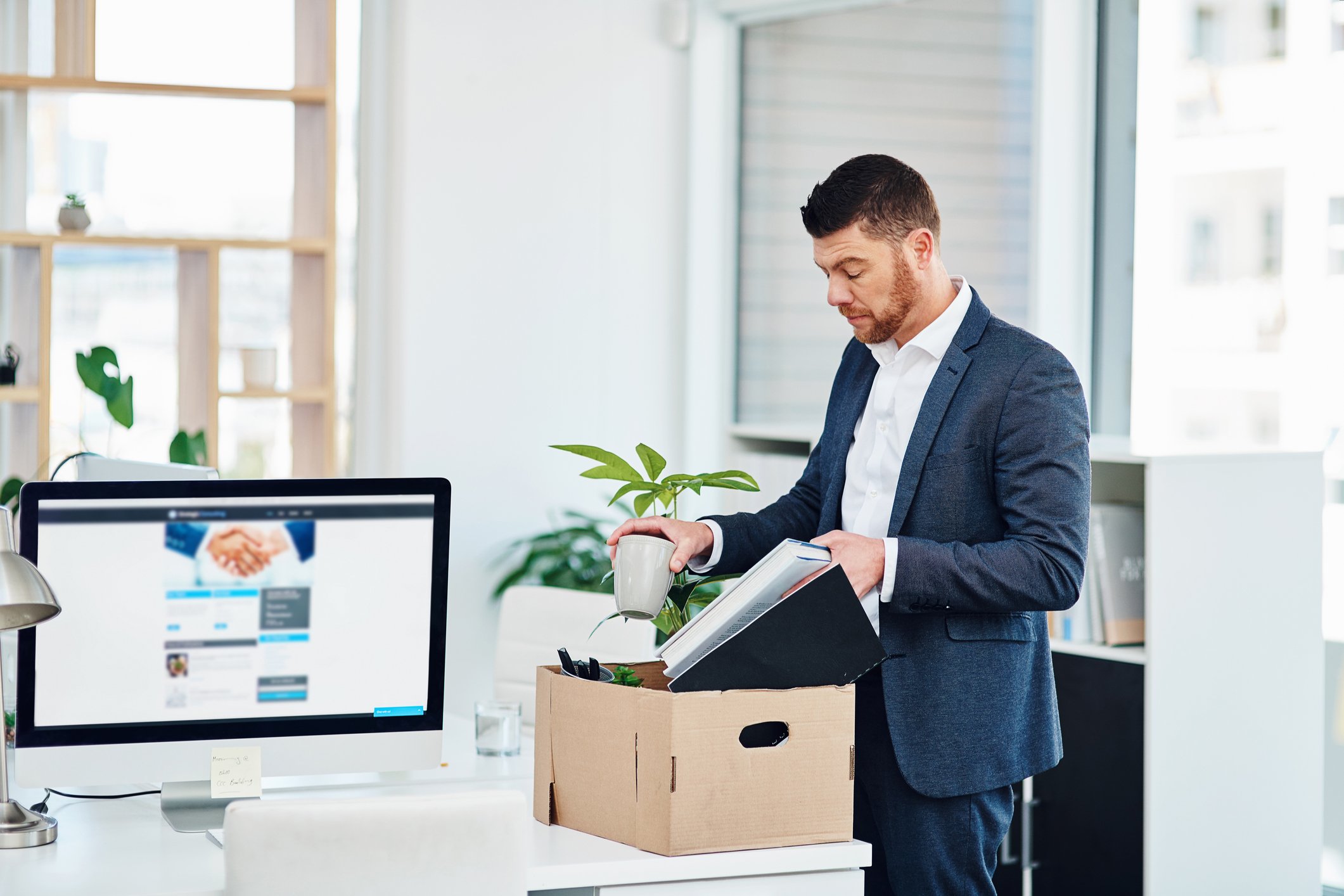 GettyImages-packing up to leave a job