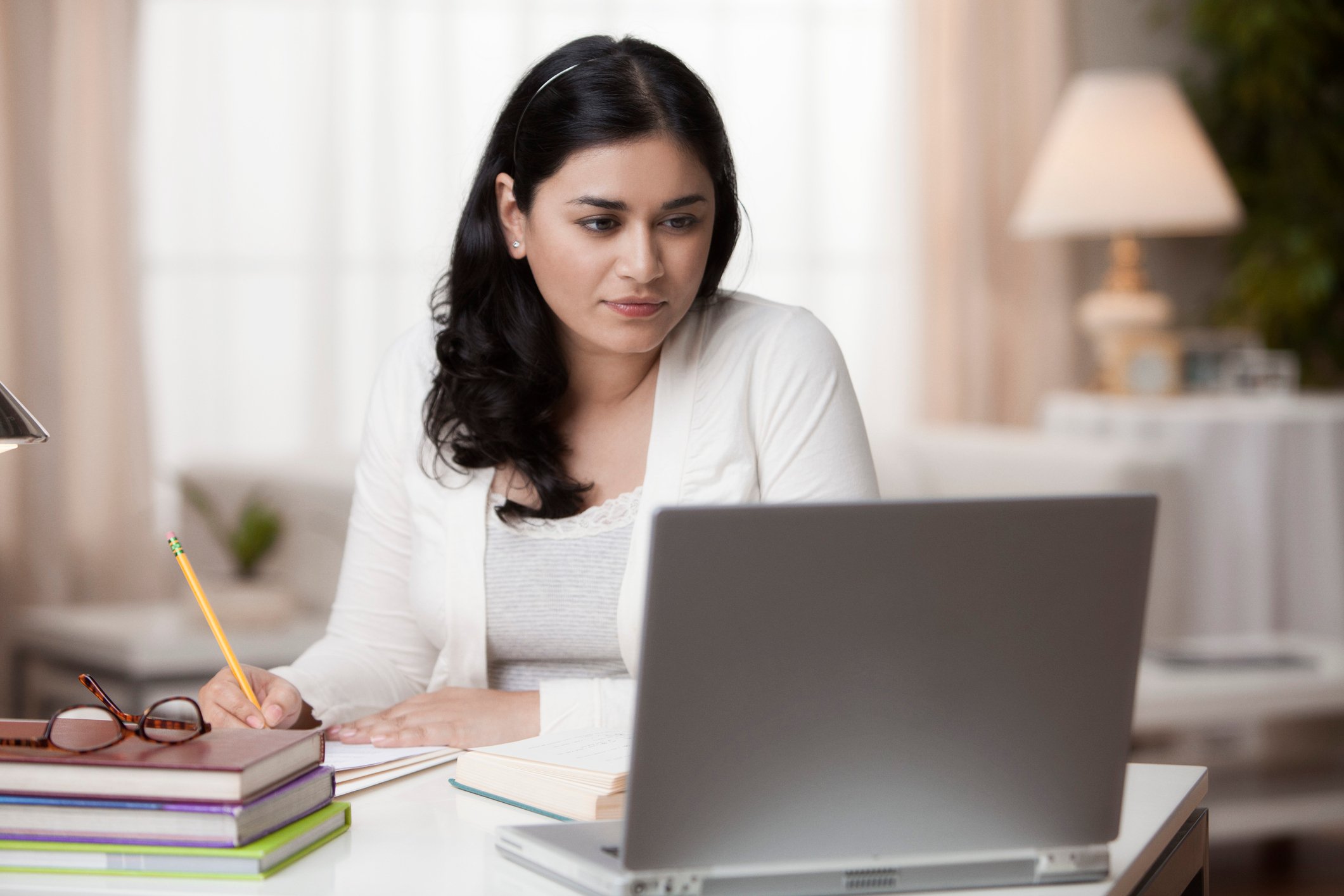 GettyImages-researching online