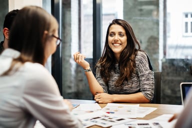 Businesswoman_smiling_at_her_colleagues