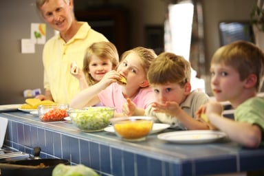 GettyImages-family eating tacos