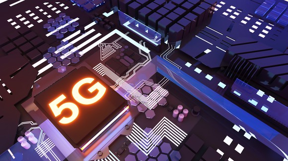 Animation of a 5G labeled chip in a motherboard.