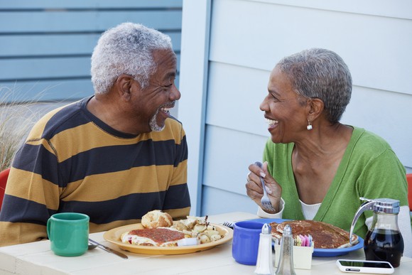 Couple eating breakfast at cafe.