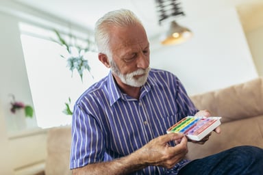 Person holding pill box_GettyImages-1067392936