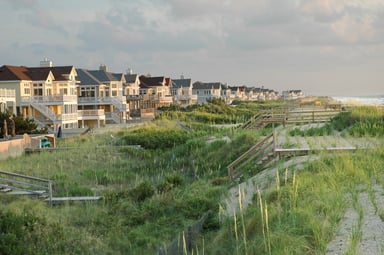 A row of houses along a beach in North Carolina.