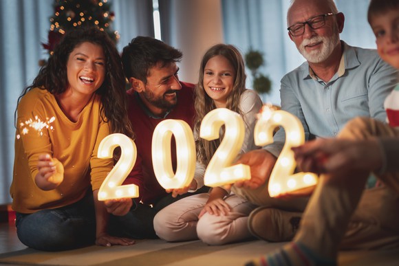 A family holds up numbered lights spelling out "2022".