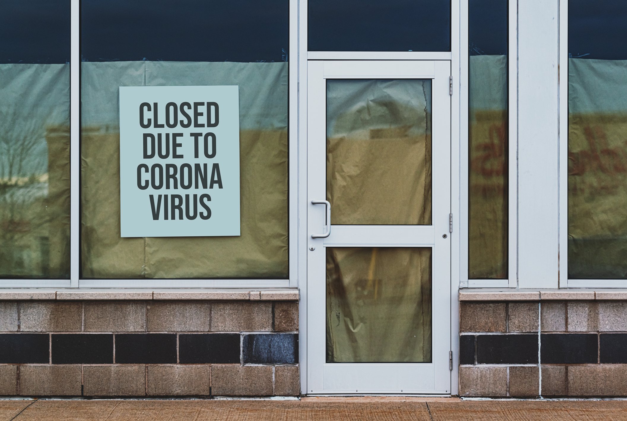 Retail store with sign that says closed due to coronavirus.