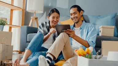 Shopping online couple 2022