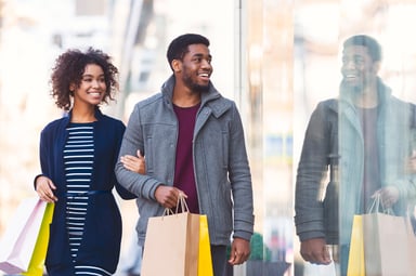 GettyImages-CoupleOutdoorShoppingMall