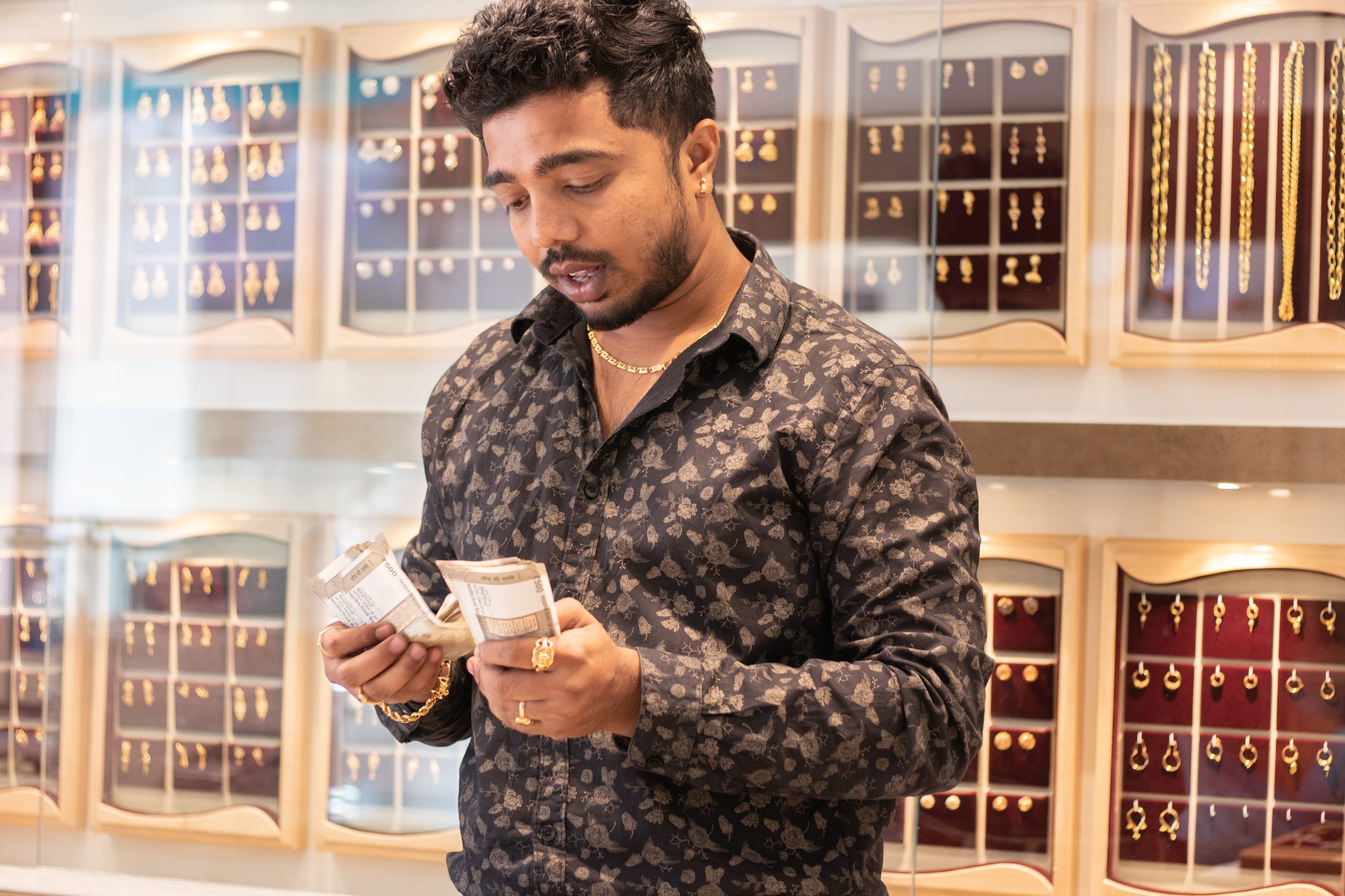 Gold store GettyImages-1196702257