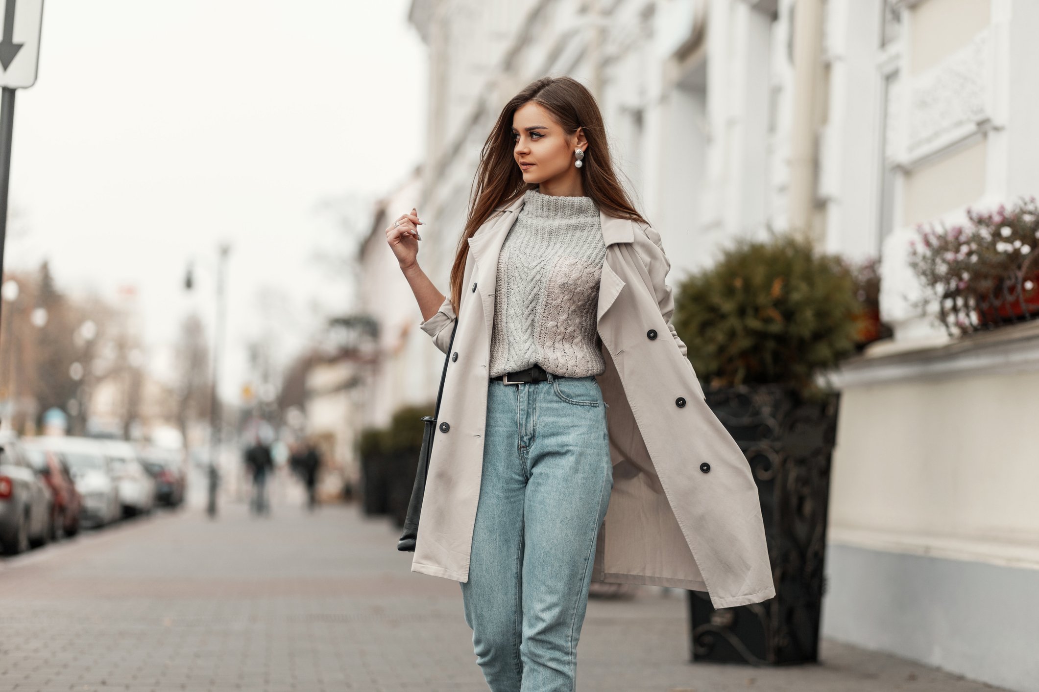 Woman walking down the street in fashionable clothing.