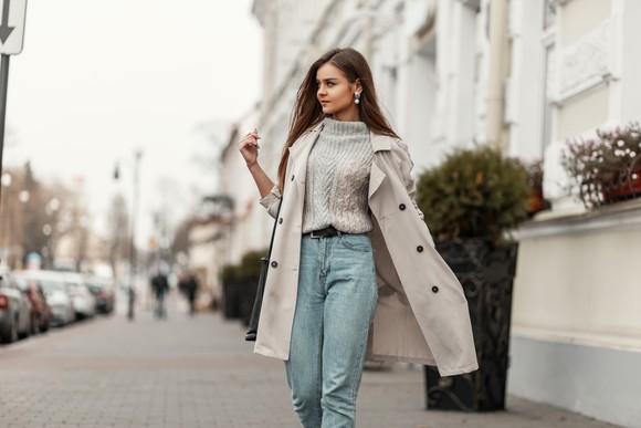 Woman walking down the street in fashionable clothing.