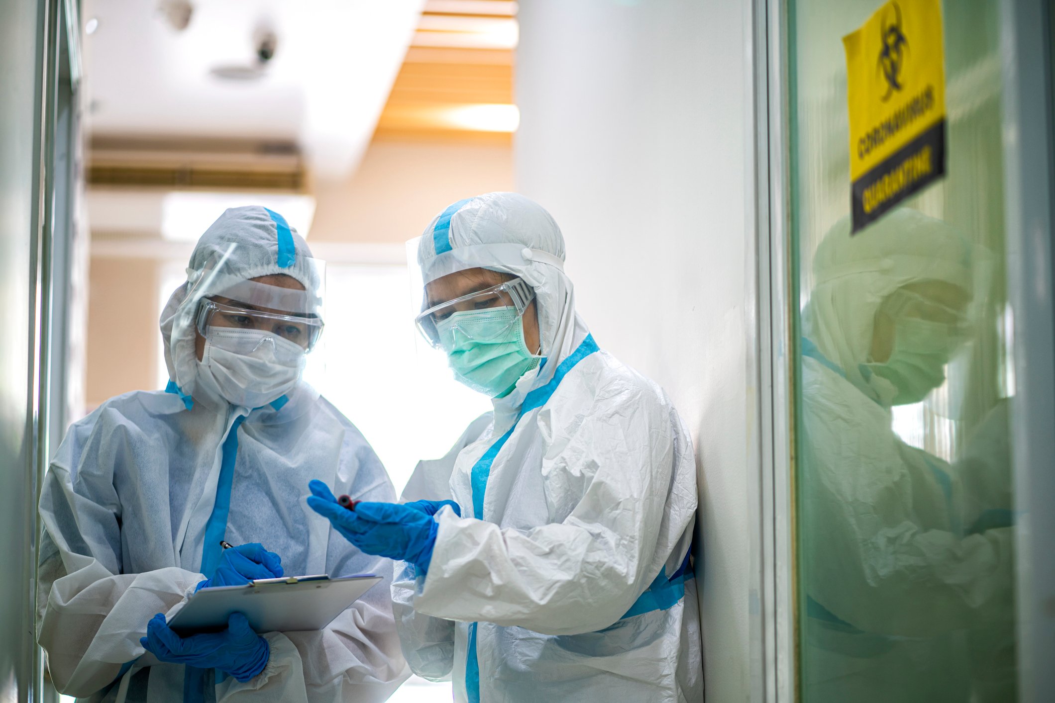 Doctors checking on a patient with COVID-19.