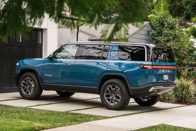 Rivian-R1S-driveway