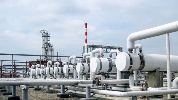 Picture of oil and gas refinery. 