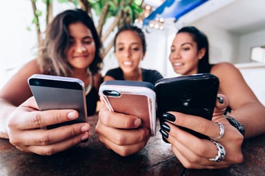 three-teen-girls-phones