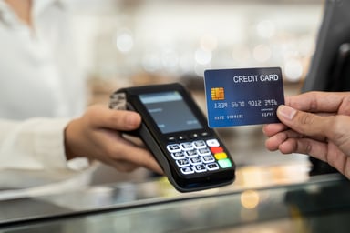 Person paying with a credit card.