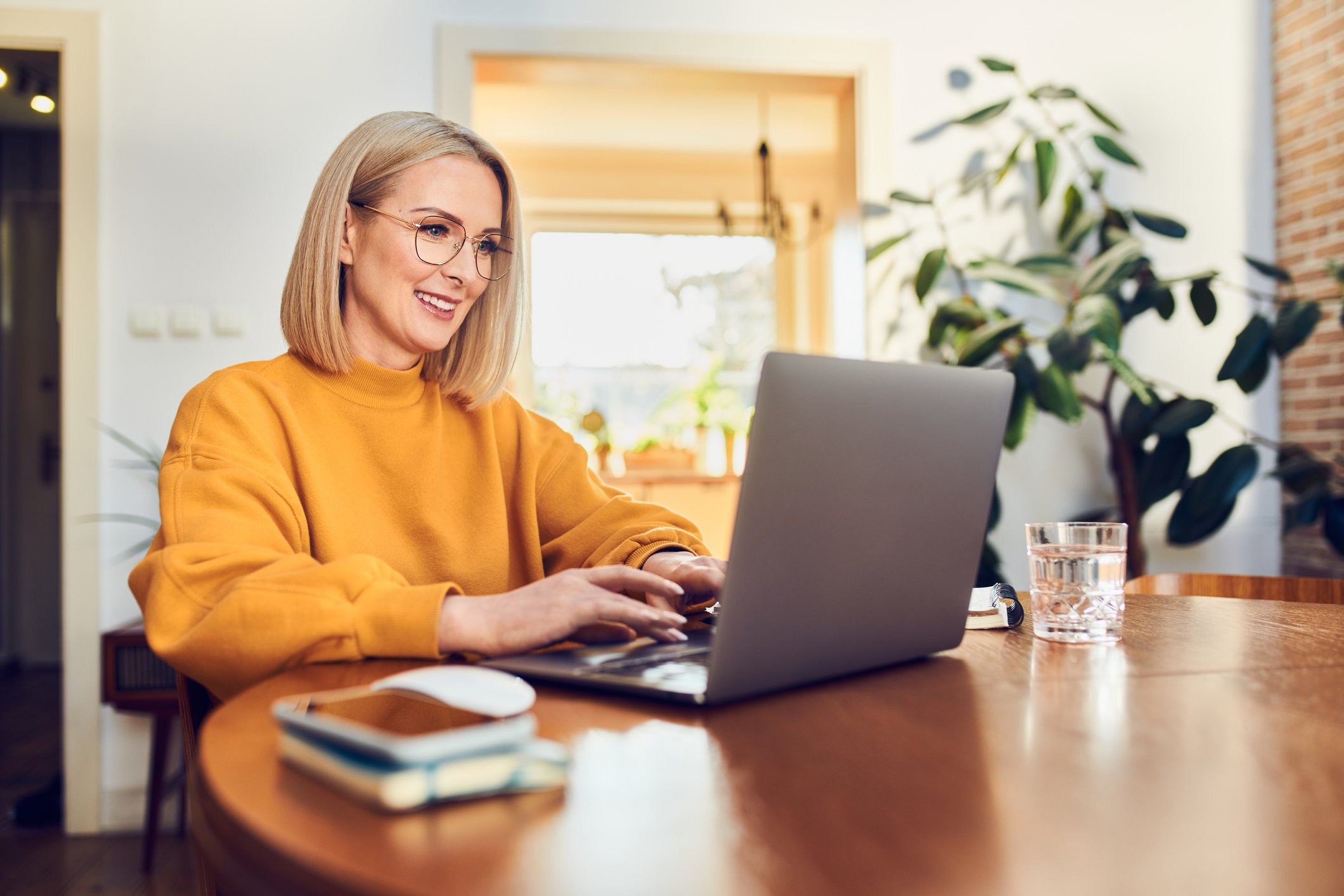 person 30s 40s laptop_GettyImages-1395474771
