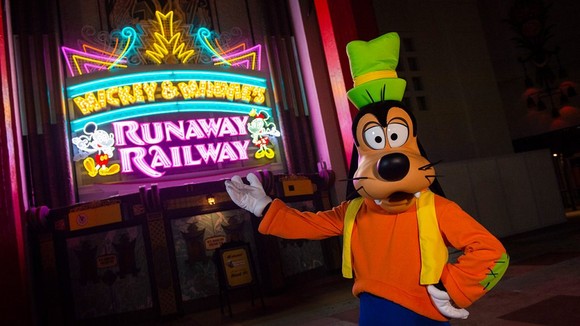 Goofy in front of Disney World's Mickey & Minnie's Runaway Railway ride entrance.