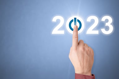 Finger pressing 2023 blue start button.