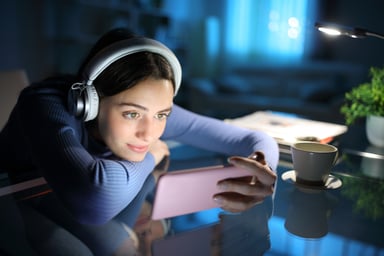 woman-smartphone-dark-room