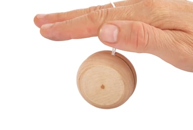 A hand holding a yo yo