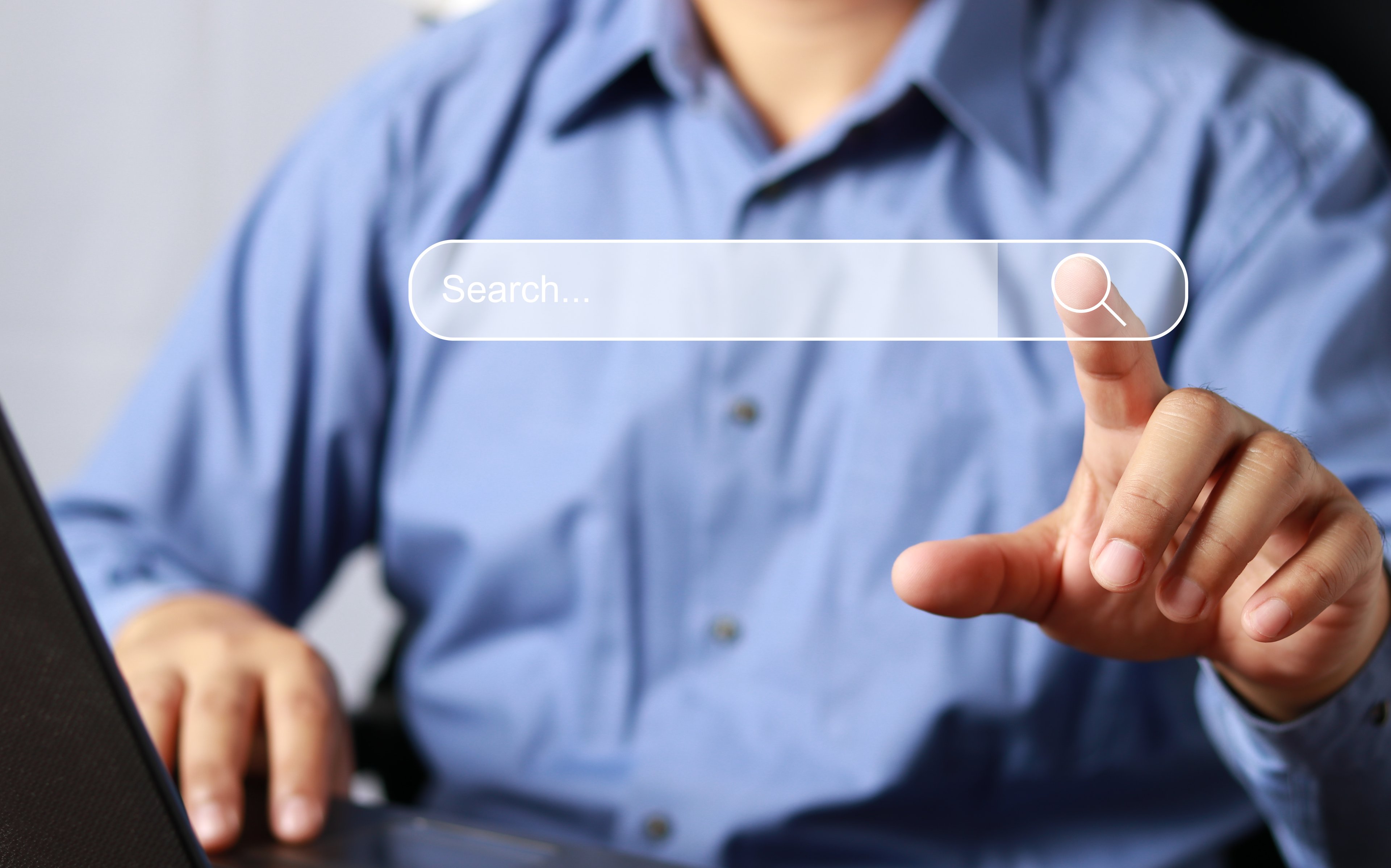 A person clicking an internet search bar.