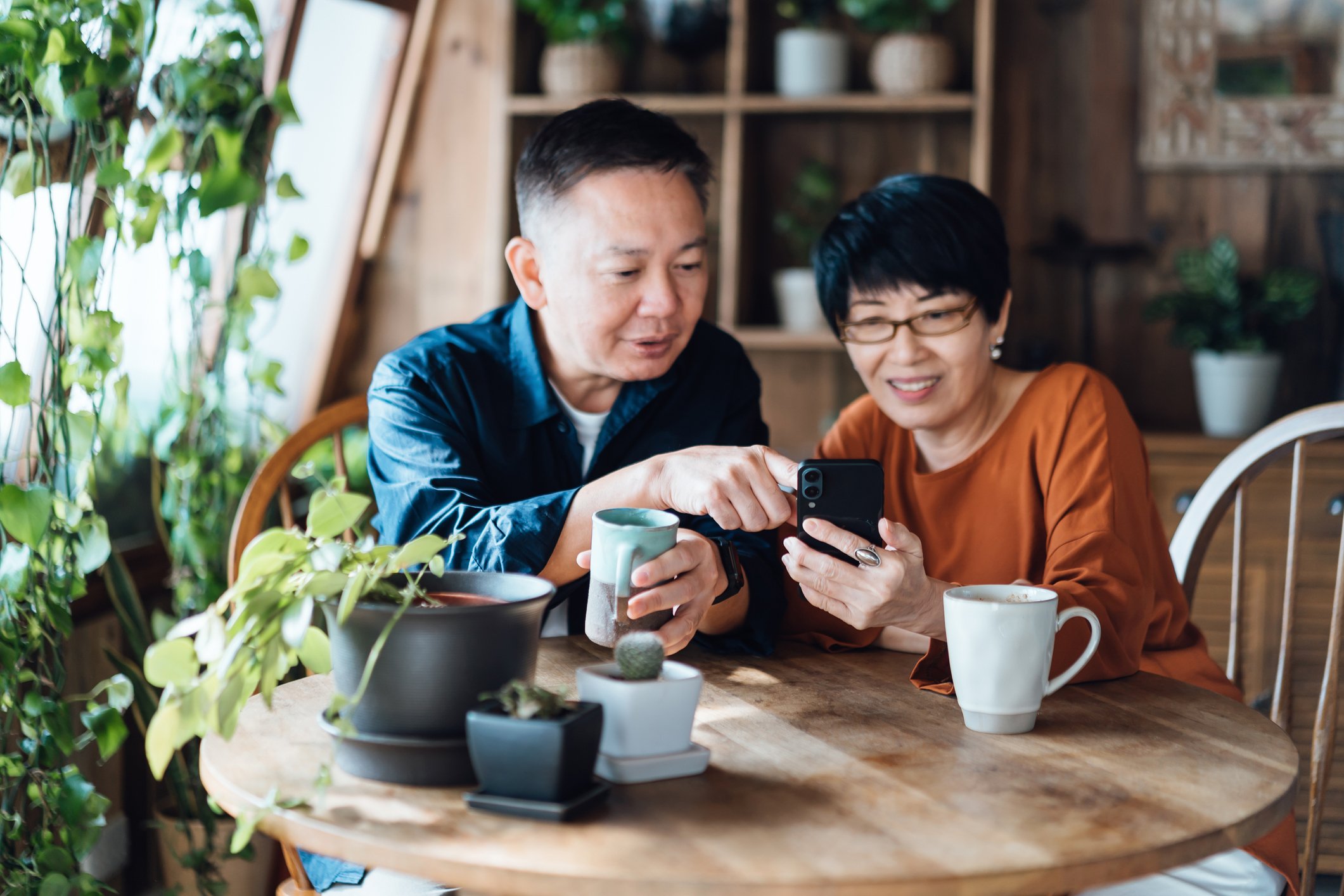 couple studying smartphone