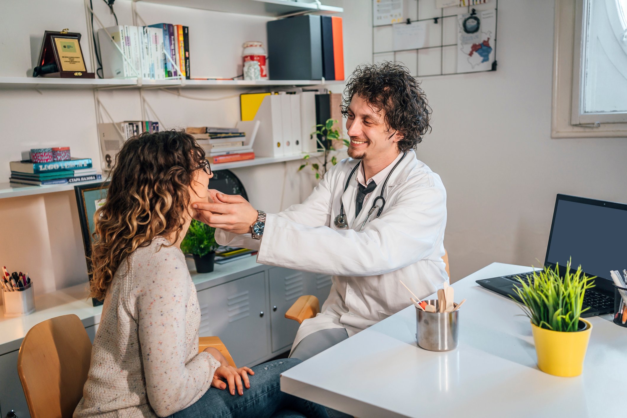 doctor examines patient in office