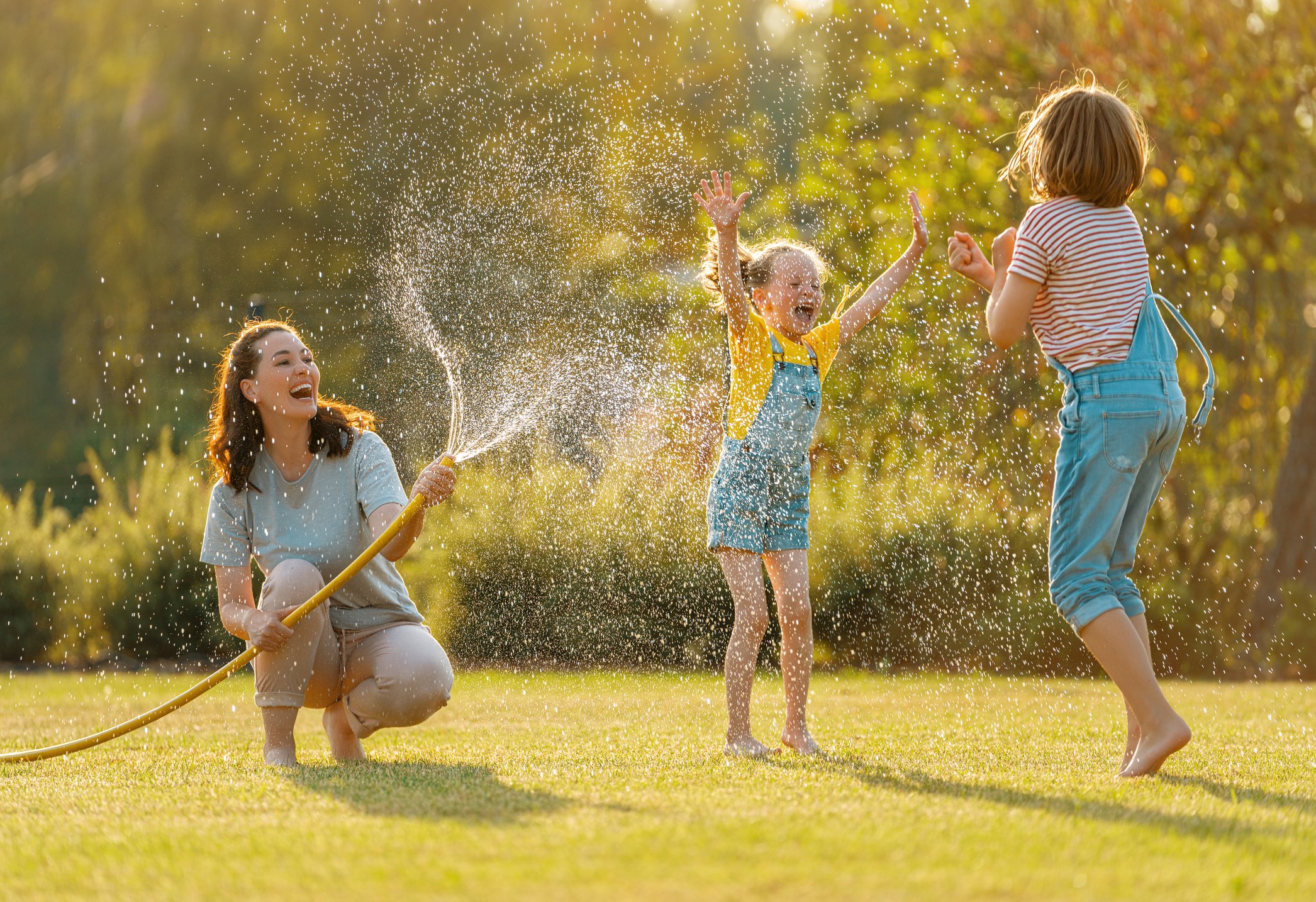 kids mom fun with garden hose