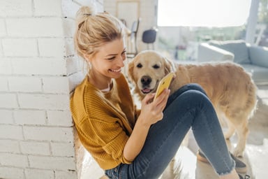 Person-buying-stocks-on-their-phone