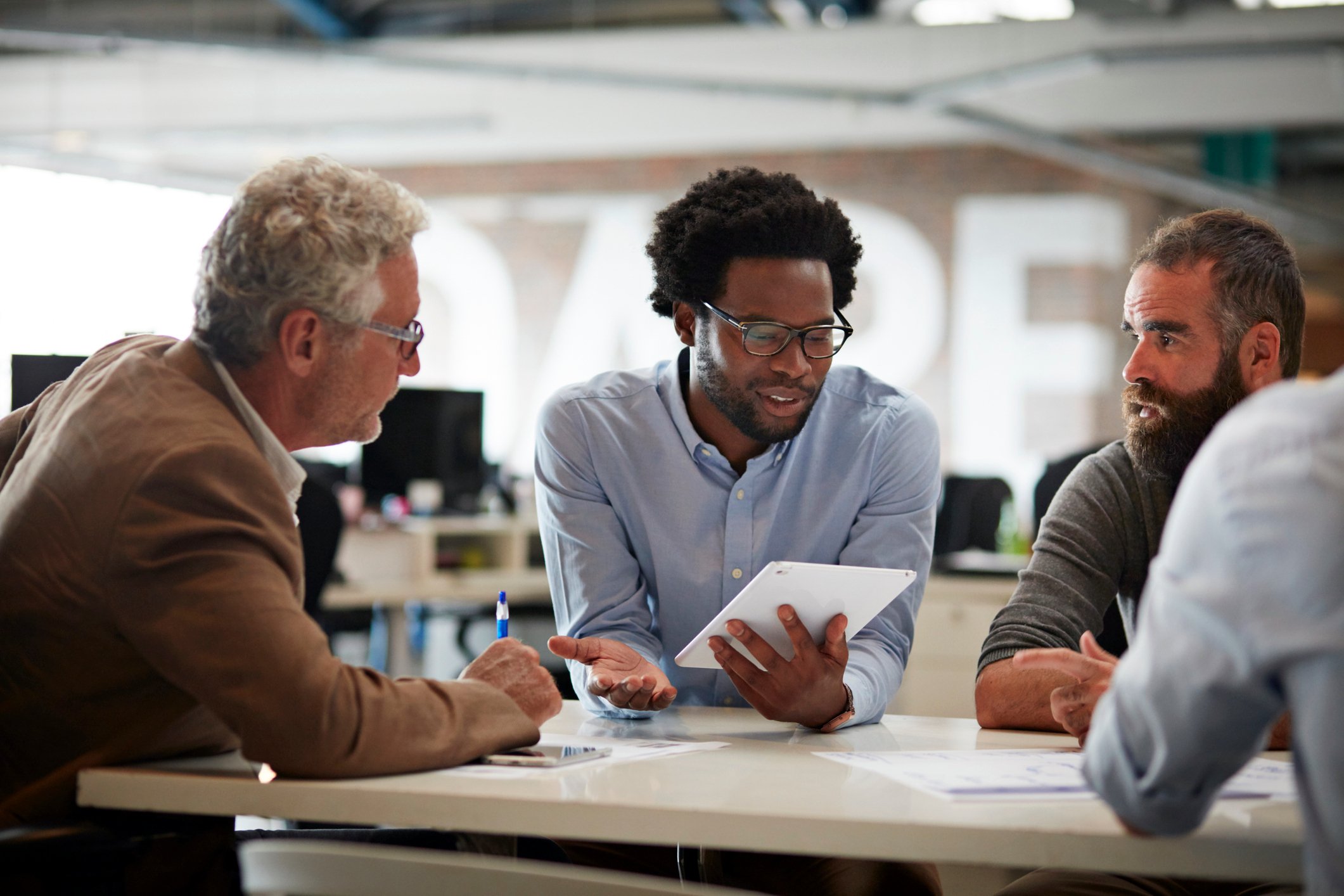 businessperson_discussing_with_colleagues