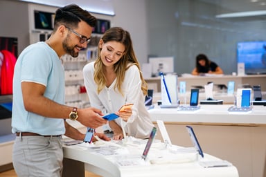 GettyImages-buying a new smartphone at the store