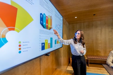 Pointing out trends on infographic presentation