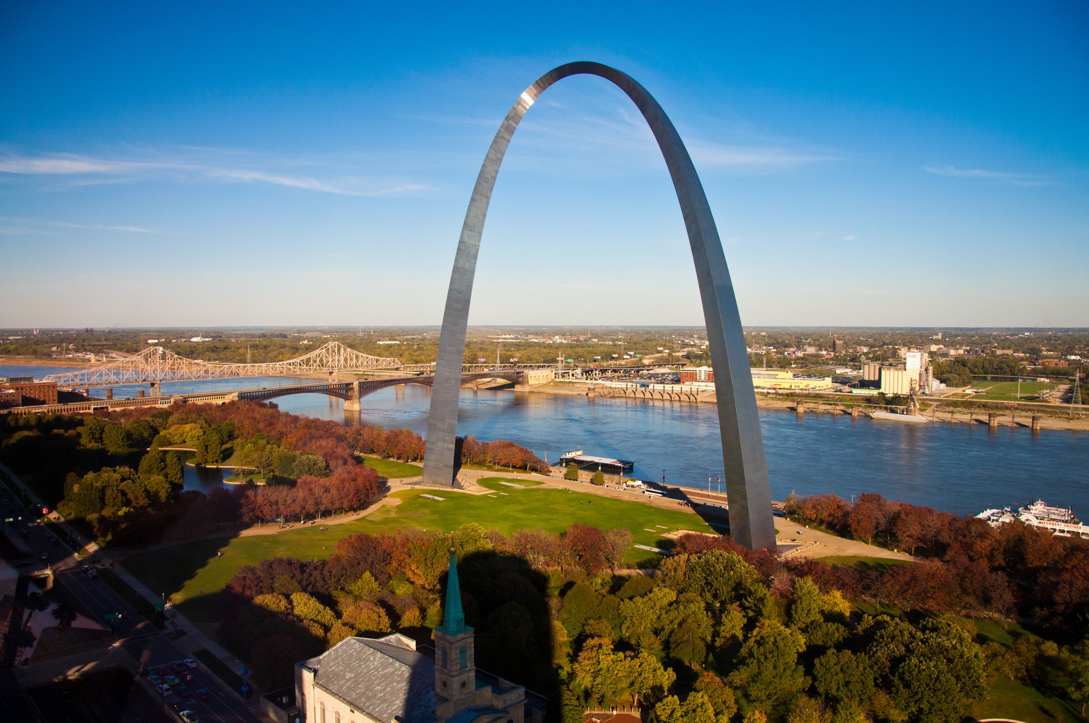 St. Louis Arch in front of Mississippi River.