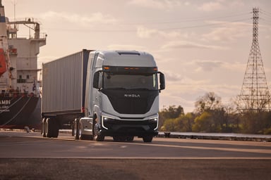 Nikola FCEV_PORT_WITH_TRAILER---SHOT_12_1496